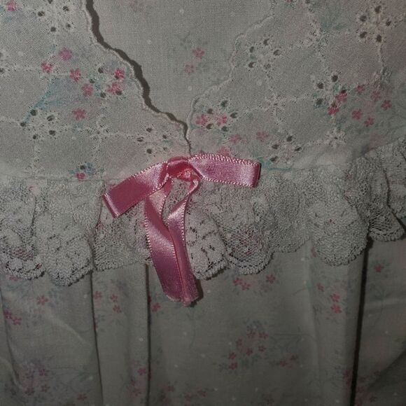 VINTAGE COTTON CARRIAGE COURT EYELETSCALLOPED EDGE NECKLINE & LACE RUFFLE SMALL - Picture 1 of 5